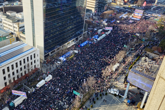 14일 오후 서울 종로구 동화면세점 앞에서 보수성향 단체인 대한민국바로세우기국민운동본부(대국본) 등이 '자유 대한민국 수호 국민혁명대회'를 열고 있다. [연합뉴스]